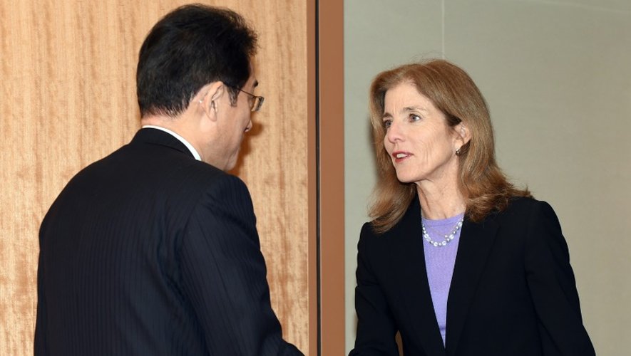 Le chef de la diplomatie japonaise Fumio Kishida(g), reçoit l'ambassadrice américaine au Japon Caroline Kennedy au ministère des Affaires étrangères à Tokyo le 6 janvier 2016 après le test de bombe H par la Corée du Nord