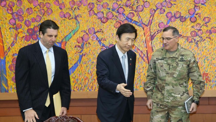 Le chef de la diplomatie sud-coréenne Yun Byung-Se (c), l'ambassadeur américain Mark Lippert (g) et le général américain Curtis Scaparrotti, commandant des forces américaines en Corée discutent à Séoul le 6 janvier 2016 du test de bombe H nord-coréen