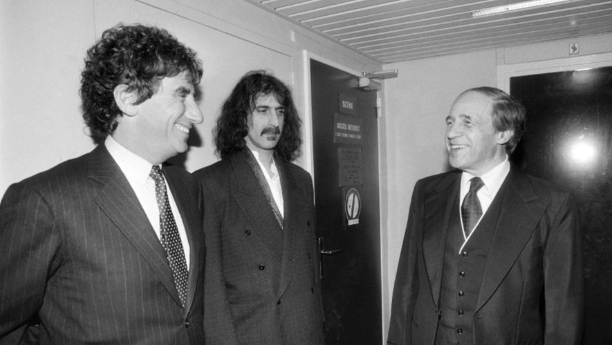 Le compositeur et chef d'orchestre français Pierre Boulez (D) aux côtés du guitariste américain Franck Zappa (C) et du ministre de la Culture Jack Lang (G) le 9 janvier 1984 à Paris