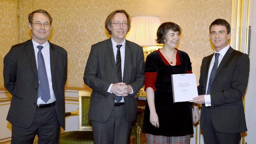 Jean-Denis Combrexelle, Jean-Patrick Gille, Hortense Archambault et Manuel Valls lors de la remise du rapport sur les intermittents du spectacle le 7 janvier 2015 à Paris