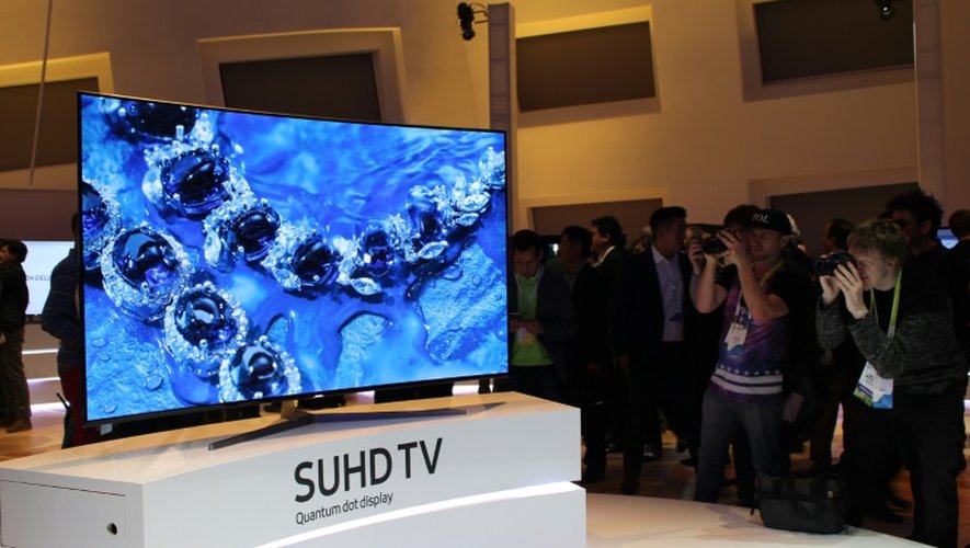 Un nouveau téléviseur à haute définition de Samsung, exposé lors du salon CES à Las Vegas, le 4 janvier 2016