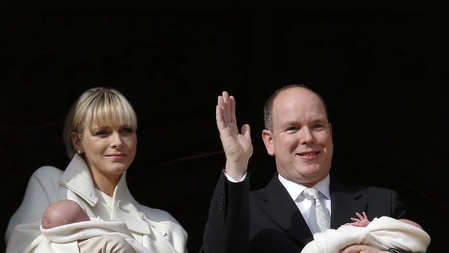 Charlène et Albert de Monaco présentent au public leurs enfants Jacques et Gabriella depuis une fenêtre du palais, le 7 janvier 2015 à Monaco