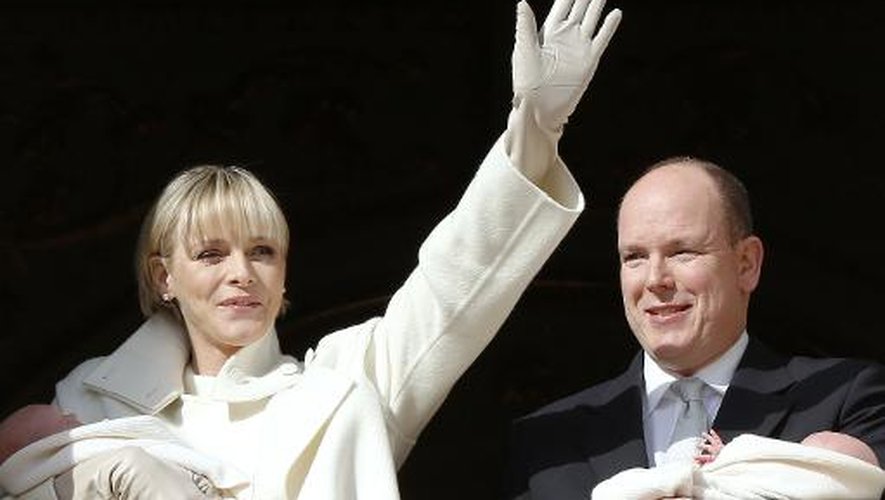 Charlène et Albert de Monaco présentent au public leurs enfants Jacques et Gabriella depuis une fenêtre du palais, le 7 janvier 2015 à Monaco