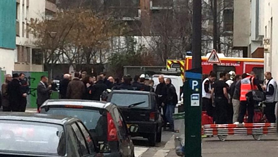 Des pompiers et des policiers sont rassemblés le 7 janvier 2014 devant le siège de Charlie Hebdo à Paris