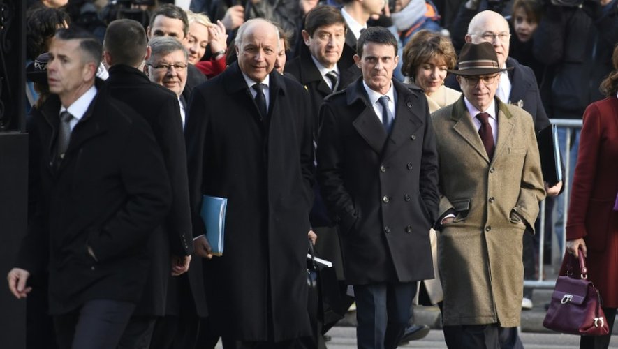 Manuel Valls entre Laurent Fabius et Bernard Cazeneuve à leur arrivée le 4 janvier 2016 au Conseil des ministres à Paris