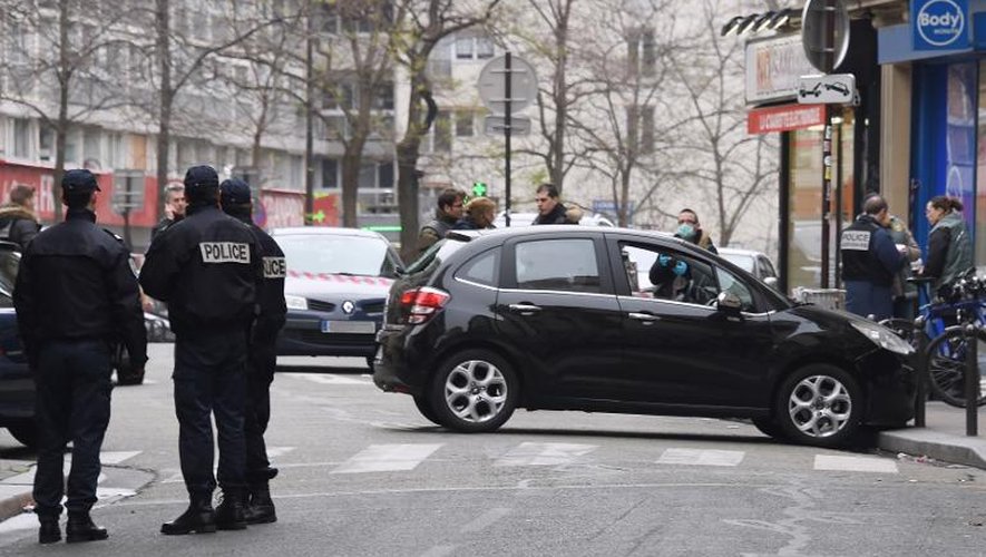 La police près du véhicule utilisé par les attaquants, le 7 janvier 2015 à Paris