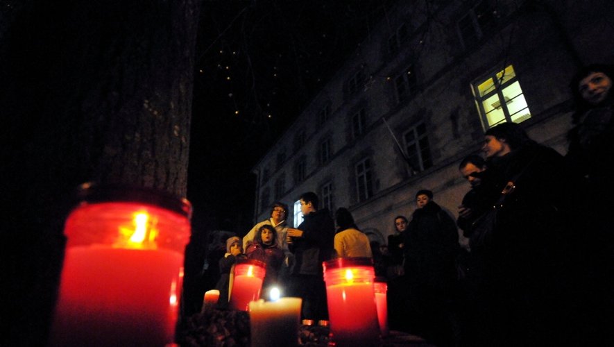 Les Aveyronnais rendent hommage aux victimes de Charlie Hebdo