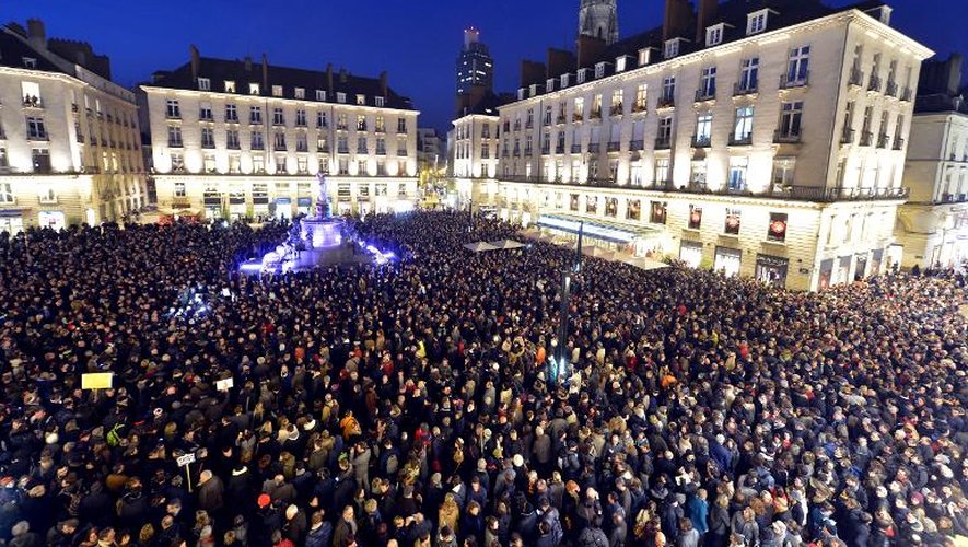 Des milliers de personnes manifestent à Nantes après l'attaque de Charlie Hebdo qui a fait 12 morts, le 7 janvier 2015