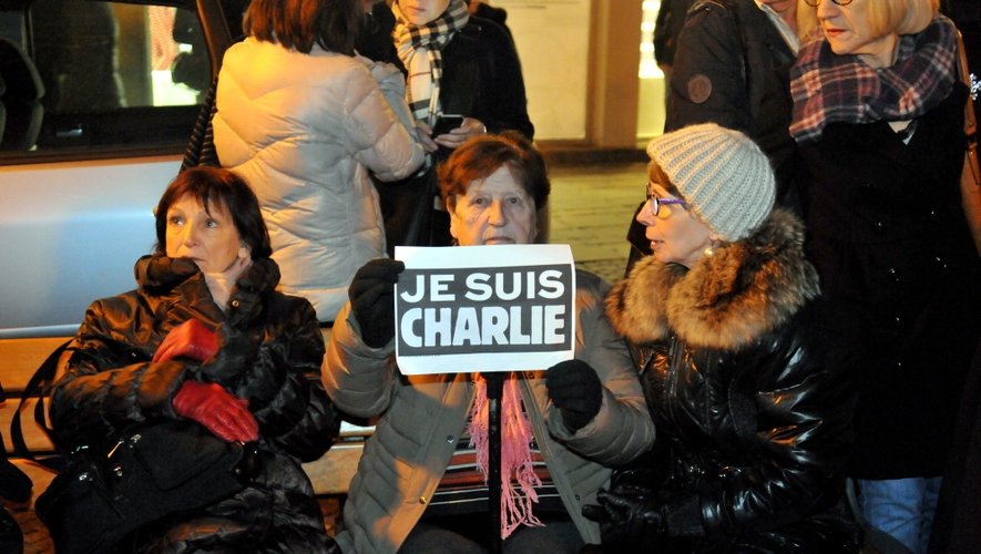 Les Ruthénois se sont réunis mercredi soir devant la préfecture en hommage aux victimes de l'attentat qui a fait 12 morts à Charlie Hebdo.