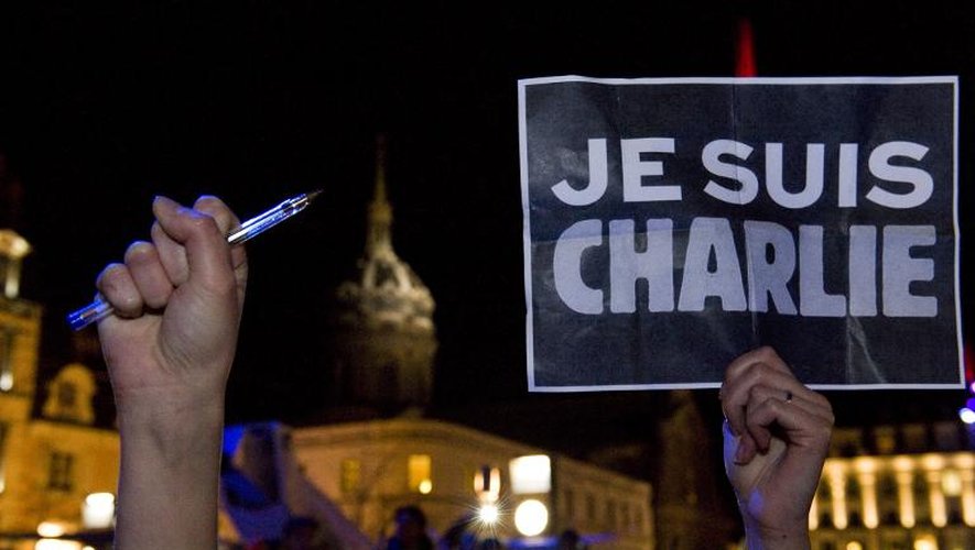 "Je suis Charlie" sur un écriteau et un stylo brandis par des manifestants le 7 janvier 2015 à Clermont-Ferrand