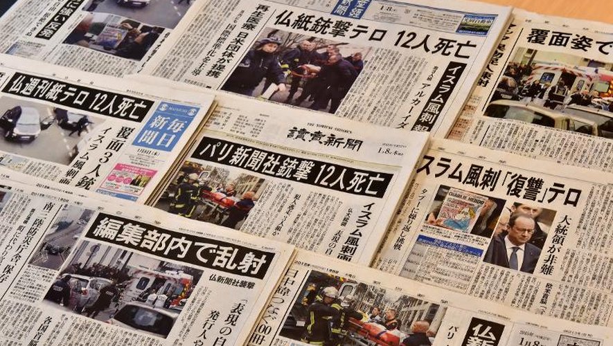 L'attaque contre Charlie Hebdo à La Une de la presse japonaise le 7 janvier 2015 à Tokyo
