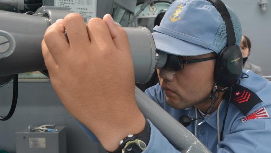 Un marin japonais scrute la mer de Java à bord du navire Onami, le 7 janvier 2015 à la recherche de nouveaux débris de l'avion d'Air Asia qui s'est abimé en mer le 28 décembre