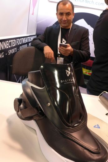 La "Smartshoe 01" de la start-up française Digitsole et son inventeur Karim Oumnia au salon CES 2016 de Las Vegas, au Nevada, le 6 janvier 2016