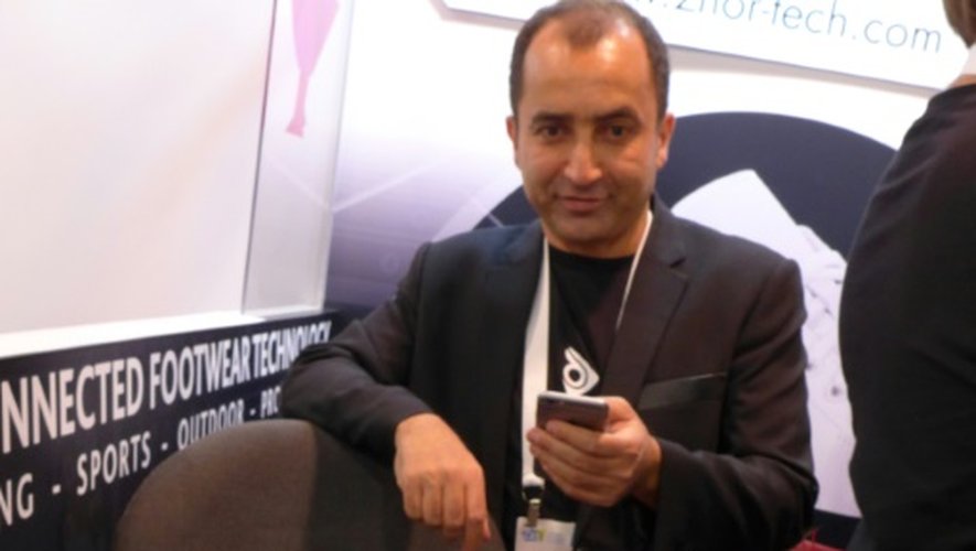 La "Smartshoe 01" de la start-up française Digitsole et son inventeur Karim Oumnia au salon CES 2016 de Las Vegas, au Nevada, le 6 janvier 2016