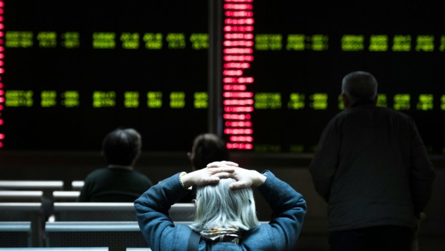 Des investisseurs regardent des écrans de cotation dans une société de Bourse à Pékin le 7 janvier 2016