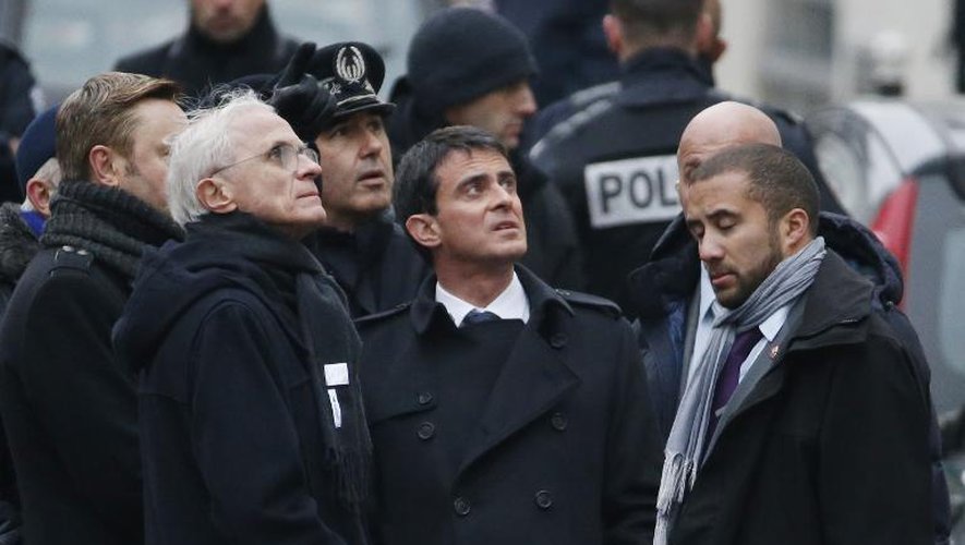 Le préfet de police Bernard Boucault et le Premier ministre Manuel Valls devant Charlie Hebdo le 7 janvier 2015 à Paris