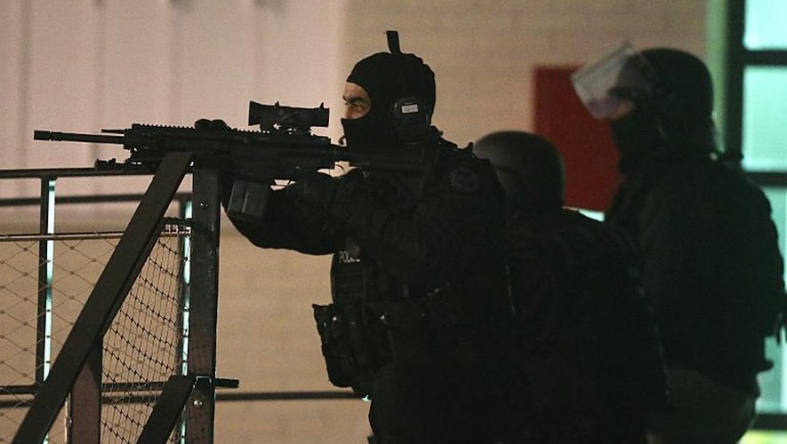 Intervention des forces de police à la Croix-Rouge, dans la banlieue de Reims, au lendemain de l'attentat meurtrier contre Charlie Hebdo