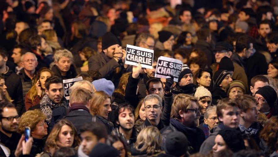 Des milliers de personnes rassemblées en hommage aux victimes de l'attaque contre Charlie Hebdo, le 7 janvier place de la République à Paris