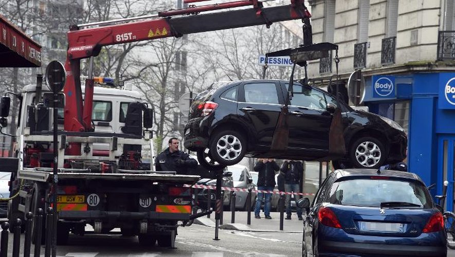La voiture abandonnée par les fuyards le 7 janvier 2015 à Paris