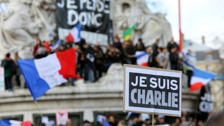 "Je suis Charlie" écrit sur une pancarte brandie lors de la marche républicaine le 11 janvier 2015 place de la République à Paris