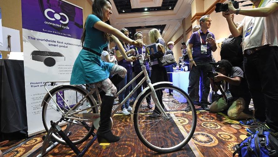 Une participante au salon d'électronique grand public à Las Vegas est sur un vélo avec une pédale connectée de la startup parisienne Connected Cycle qui permet de le localiser, le 4 janvier 2015