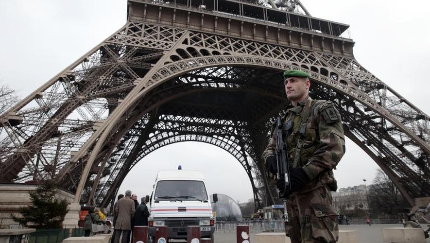 Soldats français au pied de la Tour Eiffel le 7 janvier 2015 à Paris