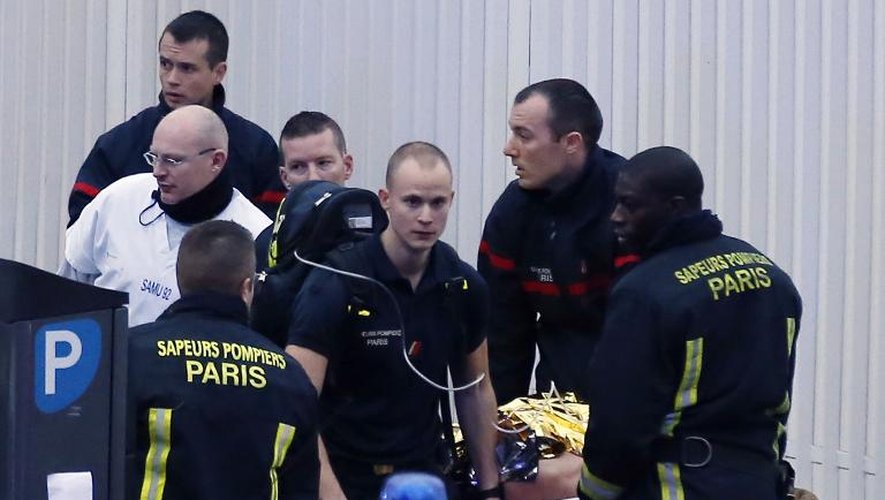 Des pompiers et la Samu secourent une victime de la fusillade de Montrouge, le 8 janvier 2015