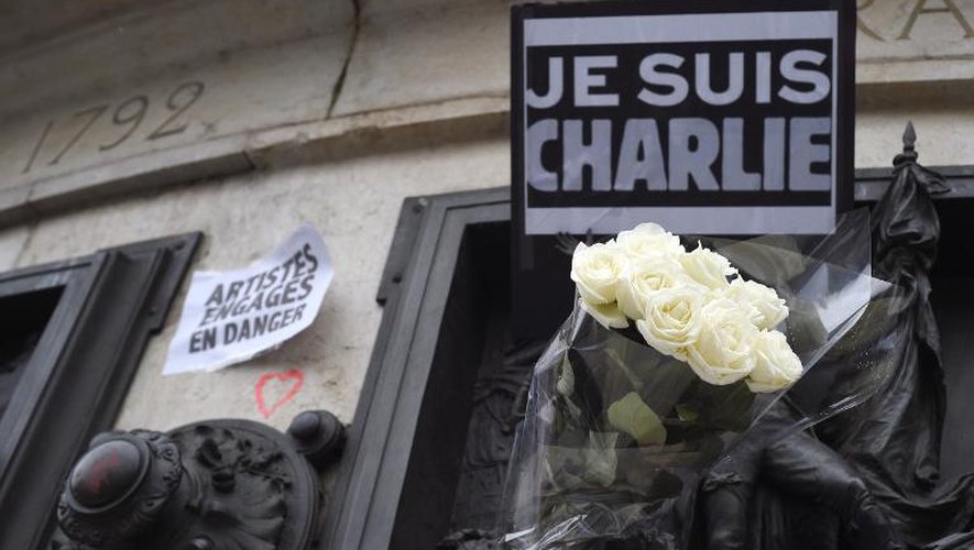 Fleurs en hommages aux victimes de l'attaque contre Charlie Hebdo, déposées le 8 janvier 2015 place de la République à Paris