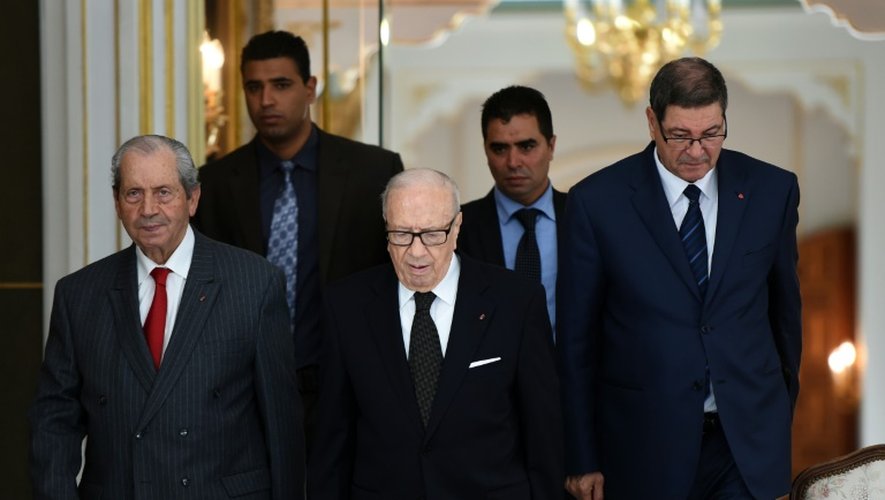 Le président tunisien Beji Caid Essibsi (C) et le Premier ministre Habib Essid le 25 novembre 2015 au palais de Carthage à Tunis