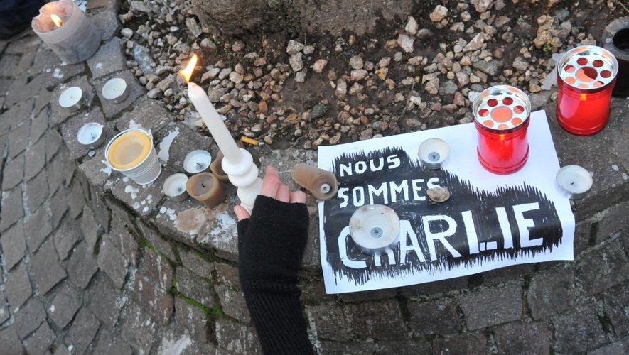 De nombreux Ruthénois sont venus rendre hommage aux victimes de l'attentat de Charlie Hebdo.