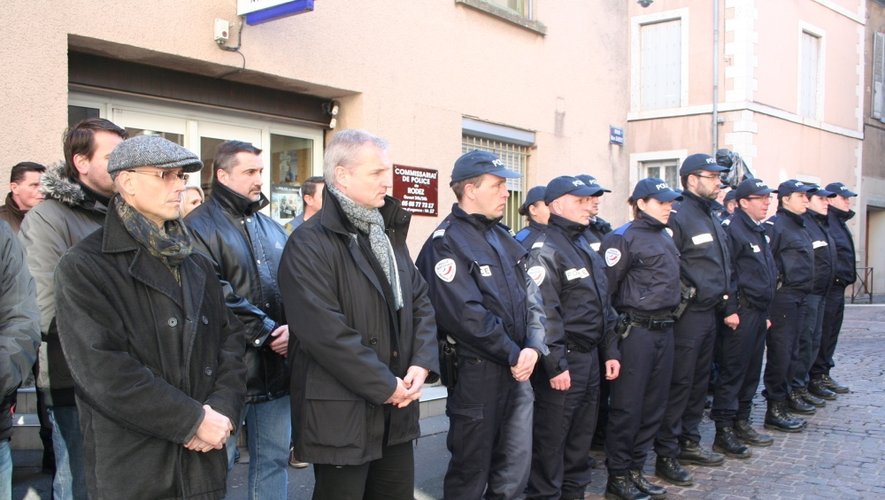 Lecture du communiqué du Ministère de l'Intérieur devant l'Hôtel de police de Rodez.