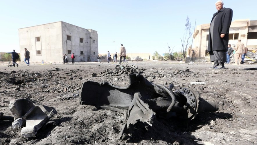 Un libyen sur les lieux d'un attentat suicide au camion piégé qui a fait plus de 50 morts à Zliten à l'ouest du pays, le 7 janvier 2016