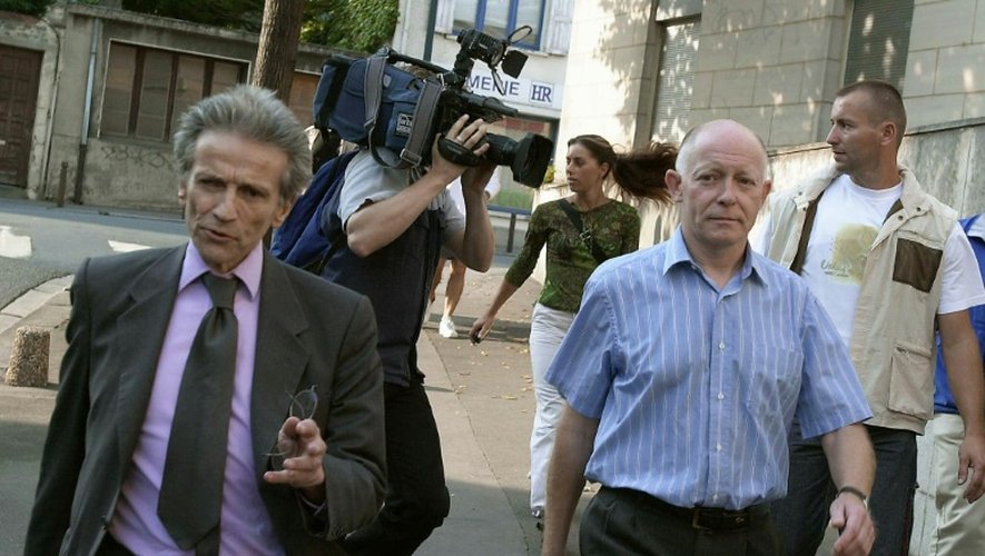Patrick Henry et son avocat Thierry Lévy, le 13 août 2002 à leur arrivée au tribunal correctionnel de Caen