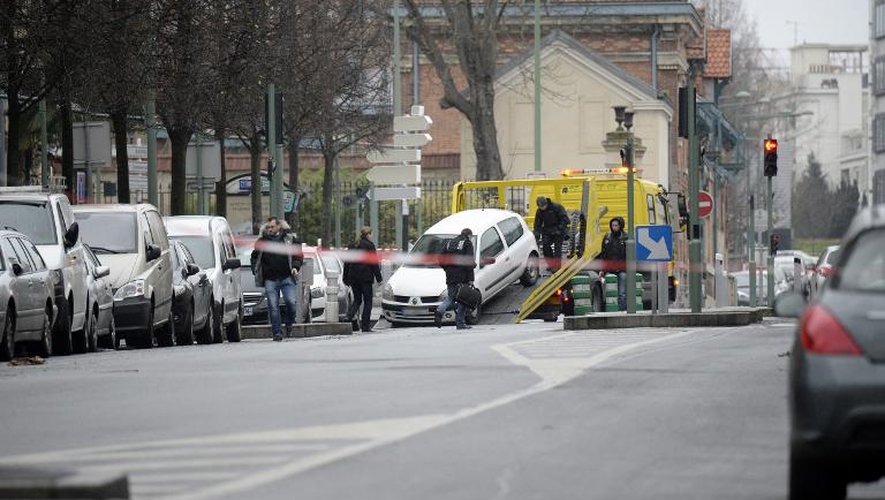 Une voiture supposée avoir été utilisée par un homme qui a tué une policière à Montrouge est emmenée, le 8 janvier 2015