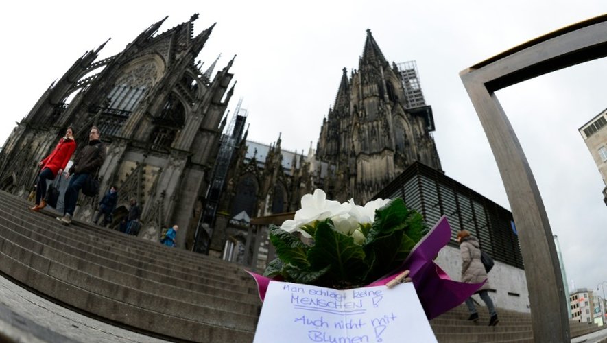 Un pot de primevères avec un mot "On ne peut frapper des gens, même avec des fleurs" a été déposé devant la cathédrale de Cologne, en Allemagne, près de la gare principale, le 7 janvier 2016