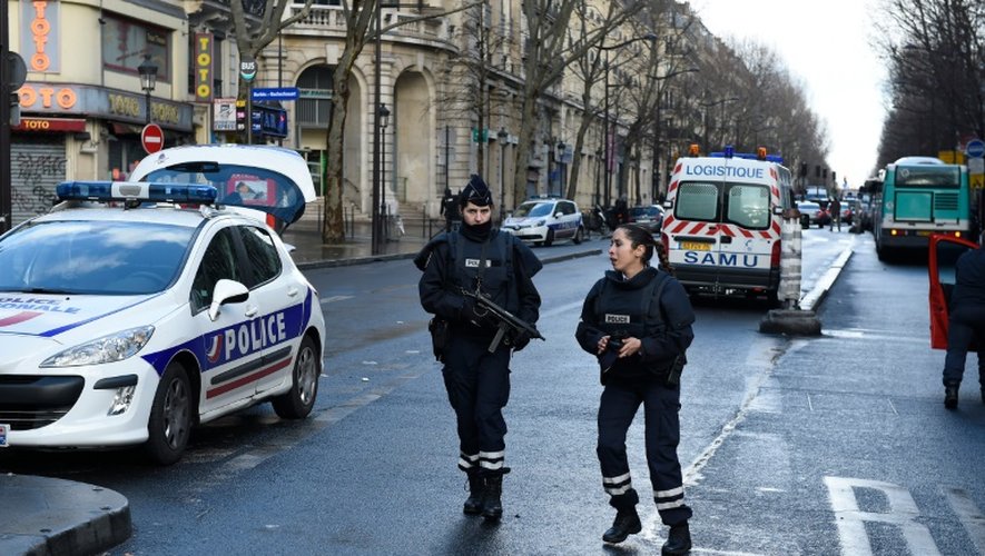 Le quartier de  Barbes-Rochechouart bouclé par les forces de police le 7 janvier 2016 à Paris