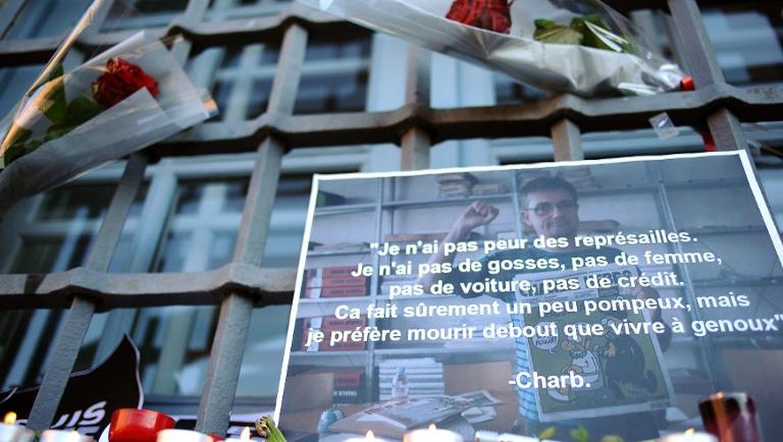Une photo de Charb est brandie devant l'Hôtel de Ville de Toulouse le 8 janvier 2015