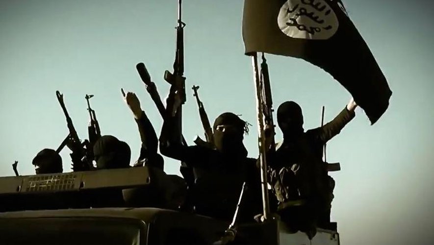 Capture d'image d'une vidéo de propagande diffusée le 17 mars 2014 par Al-Furqan Media montrant des jihadistes de l'EI dans la province de l'Anbar, en Irak