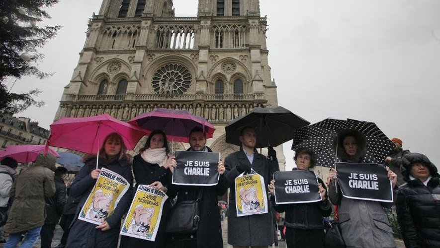 Rassemblement devant Notre-Dame de Paris le 8 janvier 2015 en hommage aux victimes de l'attentat contre Charlie Hebdo