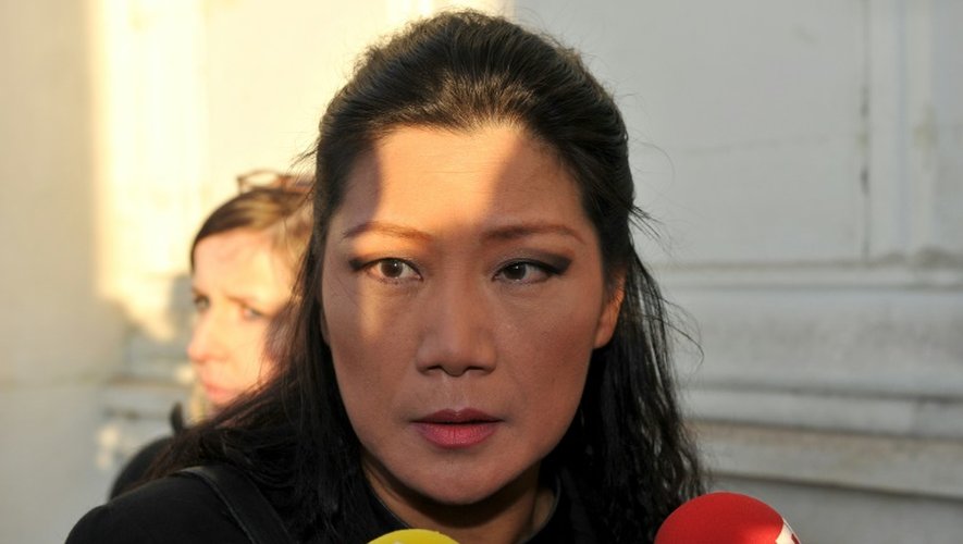 Lise Han, principale accusée dans le procès des "mariages chinois", fait une déclaration à la presse, le 13 octobre 2015 à Tours