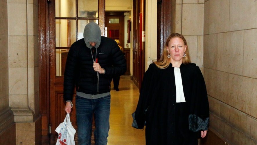 Un prévenu arrive au tribunal le 1er décembre 2015 à Paris pour un procès sur une filière jihadiste