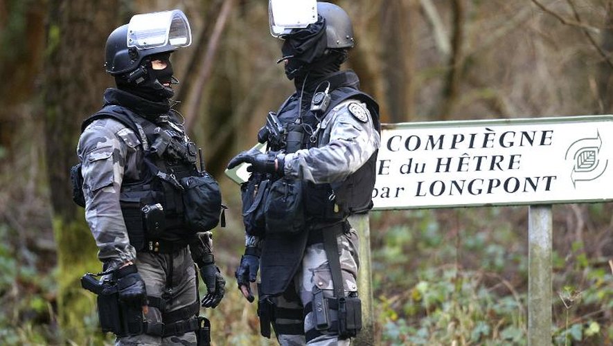 Des membres du GIPN à Corcy, près de Villers-Cotterêts le 8 janvier 2015 à la recherche des tueurs de Charlie