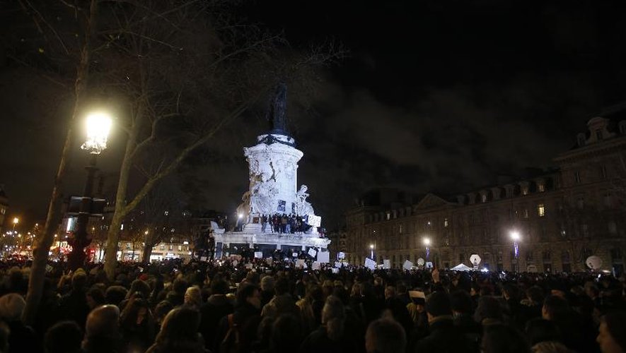 Des manifestants rendent hommage aux victimes de Charlie Hebdo le 8 janvier 2015 à Paris, place de la République