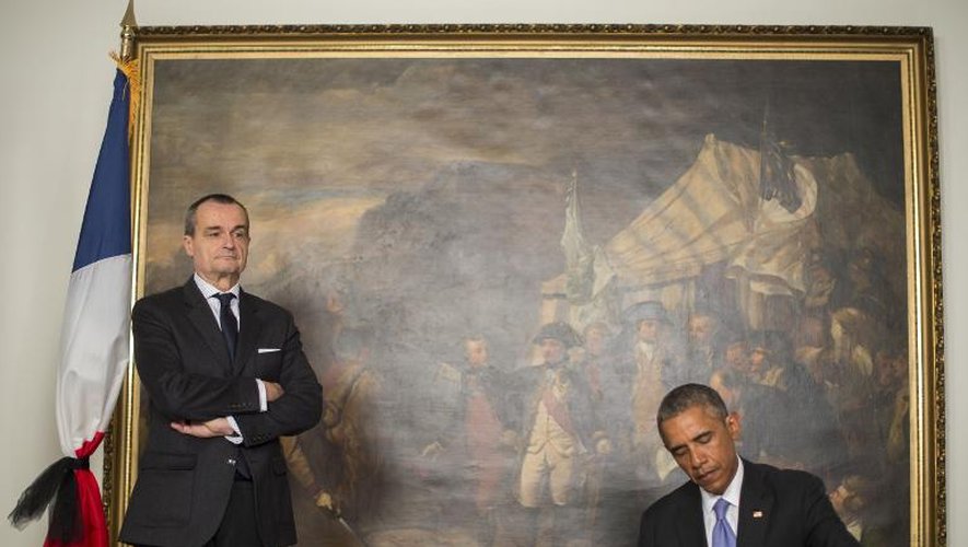 Le président Barack Obama signe le livre de condoléances le 9 janvier 2015 à l'ambassade de France à Washingtono en présence de l'ambassadeur français Gérard Araud