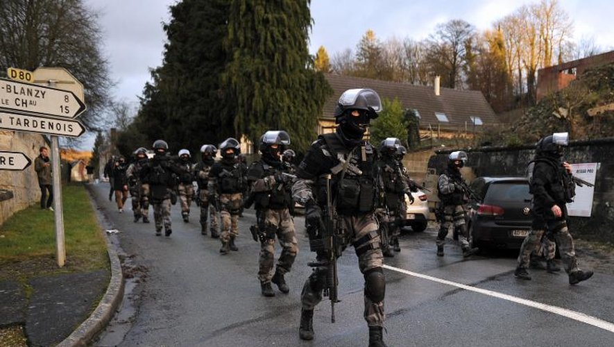 Les membres du GIGN et du RAID déployés le 8 janvier 2015 à Corcy dans le nord est de la France