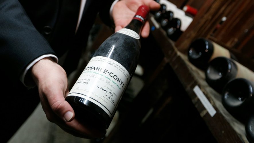 Une bouteille de Romanée-Conti 1989, estimée entre 6.000 et 7.000 euros, présentée avant sa mise aux enchères à Paris, le 12 mai 2014