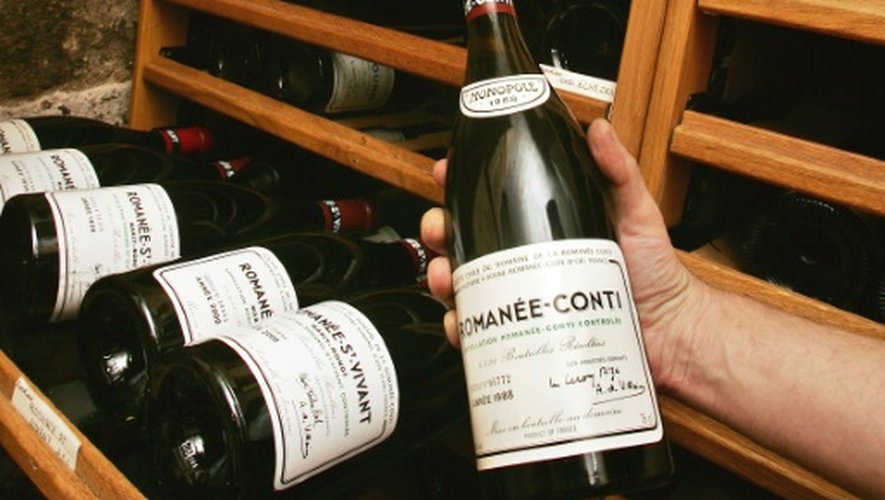 Une bouteille de Romanée Conti en vente chez un caviste de Paris, le 26 novembre 2004