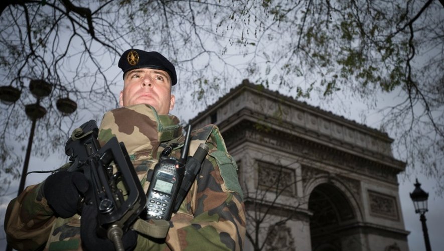 Un soldat devant l'Arc de Triomphe dans le cadre du plan vigipirate le 16 novembre 2015 à Paris