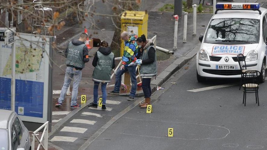 Des enquêteurs sur les lieux de la fusillade à Montrouge qui a coûté la vie à une policière municipale le 8 janvier 2015