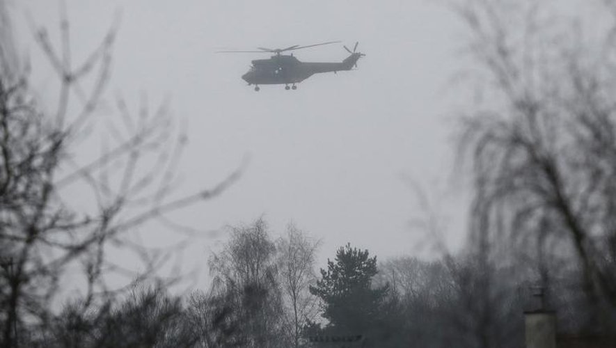 Un hélicoptère survole la zone de Dammartin-en-Goële (nord-est de Paris) où les deux suspects procèdent à une prise d'otages.